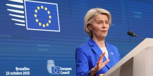 Ουρσουλα φον ντερ Λάιεν μπλε σακακι