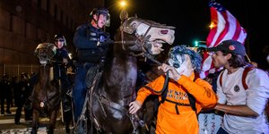 Έφιππος αστυνομικός των ΗΠΑ σε διαδήλωση «No Kings»