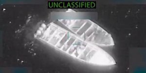 Στιγμιότυπο από την αμερικανική επίθεση σε φερόμενα «ναρκόπλοια» στον Ειρηνικό