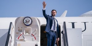 Ο αντιπρόεδρος των ΗΠΑ Τζέι Ντι Βανς επιβιβάζεται στο Air Force Two με προορισμό την Ουάσιγκτον, από το αεροδρόμιο Ben Gurion στο Τελ Αβίβ