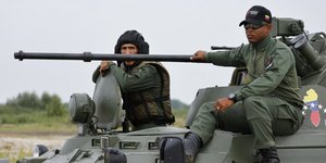 Βενεζουελάνοι στρατιώτες πάνω σε άρμα 