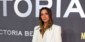 Αν θέλεις μια τσάντα που δείχνει πολυτελής, πρέπει να είναι στο χρώμα που επιλέγει η Βικτόρια Μπέκαμ