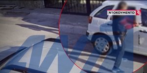 Η στιγμή που ο 45χρονος έσπασε τα τζάμια αυτοκινήτου με τσεκούρι