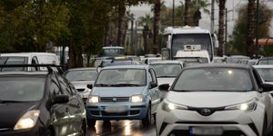 Μποτιλιάρισμα υπό βροχή στην Αθήνα