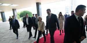 Βούτσιτς και Φον ντερ Λάιεν περπατούν σε κόκκινο χαλί