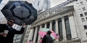 Άποψη από το εξωτερικό του χρηματιστηρίου της Νέας Υόρκης στην Wall Street