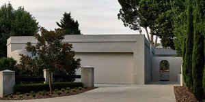 Υπάρχουν σπίτια χωρίς παράθυρα;Οκτώ αρχιτέκτονες αναζητούν τη γαλήνη πίσω από τις κλειστές προσόψεις