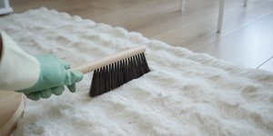Πώς να καθαρίσετε τα χαλιά σας στο σπίτι, αν δεν τα πήγατε στο καθαριστήριο