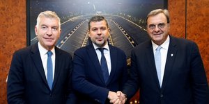 Ο Γενικός Γραμματέας της Ελληνικής Ολυμπιακής Επιτροπής, κ. Στέφανος Χανδακάς, ο Πρόεδρος και Διευθύνων Σύμβουλος Ομίλου ΔΕΗ, κ. Γεώργιος Στάσσης και ο Πρόεδρος της Ελληνικής Ολυμπιακής Επιτροπής, κ. Ισίδωρος Κούβελος
