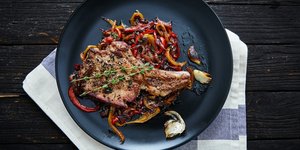 Χοιρινές μπριζόλες με καραμελωμένα λαχανικά / Φωτογραφία: Unsplash