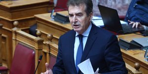 Ο Μιχάλης Χρυσοχοΐδης στη Βουλή