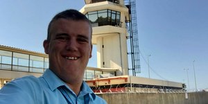 Ο Ζακ Ρις Μπράουν ποζάρει στο αεροδρόμιο