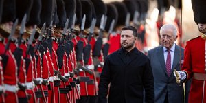 Ο Βολοντίμιρ Ζελένσκι έγινε δεκτός από τον βασιλιά Κάρολο