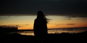 Κοπέλα πλάτη μετά την δύση
