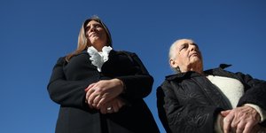 Η Ζωή Κωνσταντοπούλου με την κόρη του Λάκη Σάντα στον Άγνωστο Στρατιώτη