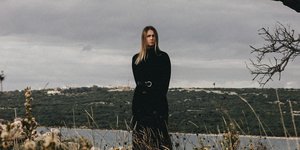 Γυναίκα στέκεται μπροστά από λίμνη