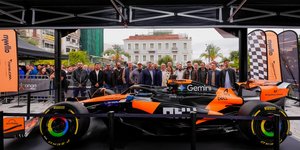 Η ομάδα του ΟΠΑΠ με το showcar της McLaren F1 Team