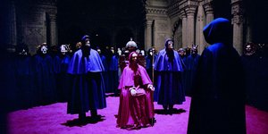 Η Γενιά Ζ όχι μόνο το επανεκτιμά, αλλά το εντάσσει στο πυκνό πλέγμα των σύγχρονων θεωριών συνωμοσίας με μια δεξιοτεχνική ευκολία που θα ζήλευαν ακαδημαϊκοί αναλυτές / IMDB