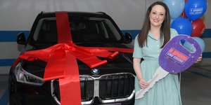 Η νικήτρια Α. Δημητρίου με το αυτοκίνητο που κέρδισε στον διαγωνισμό για τα 5 χρόνια του live casino του Pamestoixima.gr