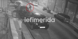 Ο 36χρονος την ώρα που έριξε χειροβομβίδα σε κατάστημα