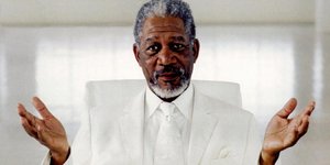 Σε έναν κόσμο όπου οι φωνές χάνονται μέσα στον θόρυβο της παραπληροφόρησης και της βιαστικής κατανάλωσης ειδήσεων, η παρουσία του Μόργκαν Φρίμαν λειτουργεί σαν σταθερό σημείο προσανατολισμού / IMDB