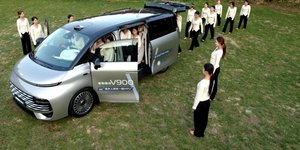 42 γυμνάστριες μπλήκαν μέσα σε ένα van και έσπασαν όλα τα ρεκόρ