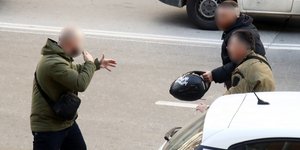 Επεισόδια μεταξύ οπαδών έξω από τα δικαστήρια Θεσσαλονίκης, για τη δίκη της δολοφονίας του Άλκη Καμπανού