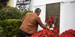 Πλήθος κόσμου κατέθεσε λουλούδια για την επέτειο του Πολυτεχνείου