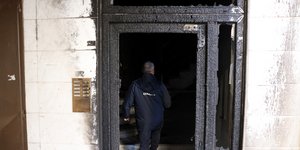 Η είσοδος της πολυκατοικίας που σημειώθηκε η έκρηξη με γκαζάκια