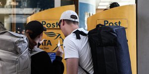 Πολίτες έξω από τα ΕΛΤΑ