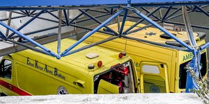 Ασθενοφόρα μεταφέρουν τους τραυματίες από την βεντέτα που ξέσπασε στο χωριό Βορίζια Ηρακλείου