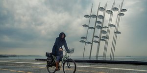 Ποδηλάτης στη βροχή