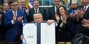 Ο Ντόναλντ Τραμπ υπογράφει στο Οβάλ Γραφείο τη συμφωνία για τον τερματισμό του shutdown / Φωτογραφία AP