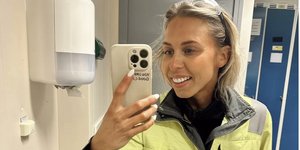 Για τους περισσότερους, η ζωή που περιγράφει η 29χρονη Amalie Elea Olin Lundstad μοιάζει με όνειρο: υψηλότατος μισθός, σχεδόν οκτώ μήνες ελεύθεροι μέσα στον χρόνο και ένας χώρος εργασίας με θέα στη θάλασσα / INSTAGRAM