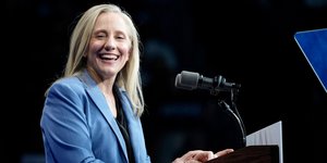 Εκλέχθηκε κυβερνήτης στη Βιρτζίνια η δημοκρατική Άμπιγκέιλ Σπάνμπεργκερ 