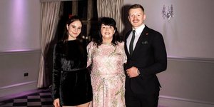 H κόρη του Γκόρντον Ράμσεϊ, Χόλι, με τον μέλλοντα σύζυγό της και την πεθερά της 