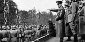 Ο Αδόλφος Χίτλερ χαιρετά ναζιστικά στρατεύματα στη Βαρσοβία το 1939 