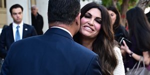 O Αδωνις Γεωργιάδης υποδέχεται με ένα φιλί την Κίμπερλι Γκίλφοϊλ