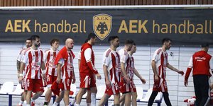 Ένταση στο ντέρμπι του χάντμπολ ΑΕΚ - Ολυμπιακός: Παίκτες των «ερυθρολεύκων» αποχώρησαν λόγω συνθημάτων