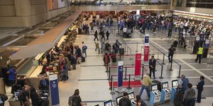 Μεγάλη κίνηση στο αεροδρόμιο του Λος Άντζελες των ΗΠΑ, για την ημέρα των Ευχαριστιών το 2024 
