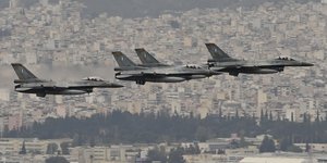 Αεροσκάφη πάνω από την Αθήνα