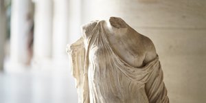 αγαλμα χωρις κεφαλι