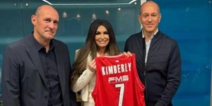 Η Κίμπερλι Γκίλφοϊλ ποζάρει με τη φανέλα του Ολυμπιακού