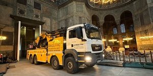 H εικόνα σοκ με γερανό μέσα στην Αγιά Σοφιά