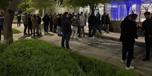 Αγρότες έξω από την Αστυνομική Διεύθυνση Λάρισας