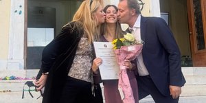 Περήφανοι γονείς ο Δημήτρης Οικονόμου και η Αλεξία Κουλούρη -Στην ορκωμοσία της κόρης τους, που αποφοίτησε με άριστα