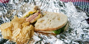 Αλουμινόχαρτο, το χρησιμοποιούσαμε πάντα λάθος: Να ποια είναι η διαφορά ανάμεσα στη γυαλιστερή και τη ματ πλευρά