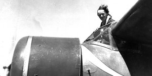 Ο θρύλος των αιθέρων Αμέλια Έρχαρτ σε μια φωτογραφία του 1932 