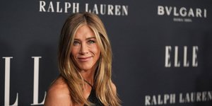 Η Τζένιφερ Άνιστον έχει βρει τον τρόπο να αφήνει τα γκρίζα της να μακρύνουν με στιλ