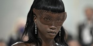 Anok Yai: Η φοιτήτρια που κατέκτησε τον κόσμο της μόδας και ανακηρύχθηκε «Μοντέλο της Χρονιάς»